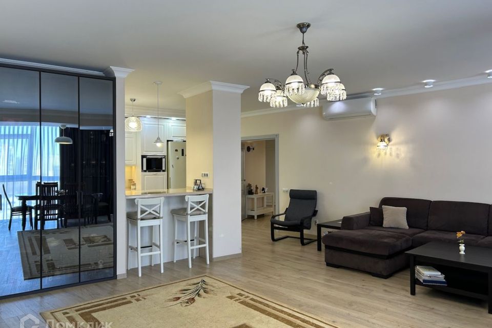 Продаётся 4-комнатная квартира, 184.3 м²