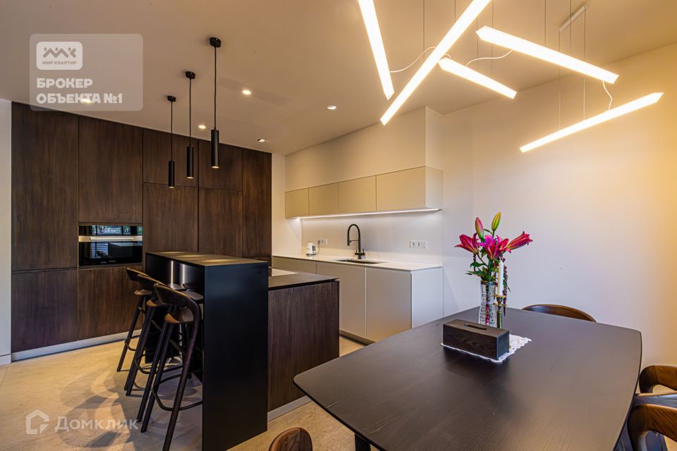 Продаётся 4-комнатная квартира, 145 м²