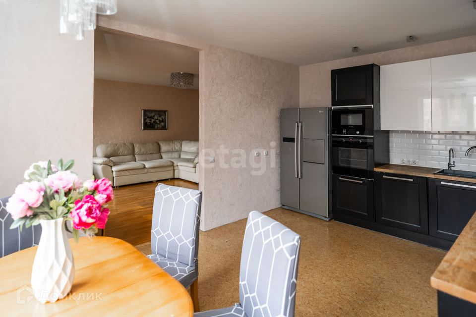 Продаётся 3-комнатная квартира, 101.7 м²