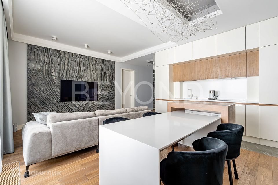 Продаётся 3-комнатная квартира, 108 м²