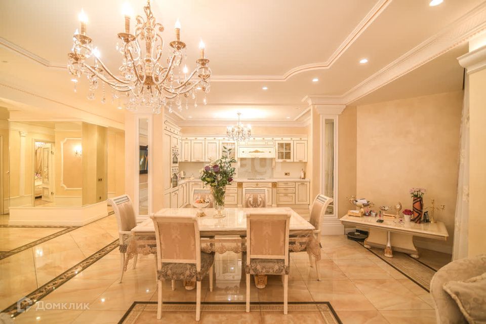 Продаётся 4-комнатная квартира, 140 м²