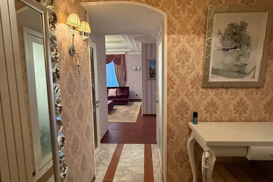 Продаётся 4-комнатная квартира, 201 м²
