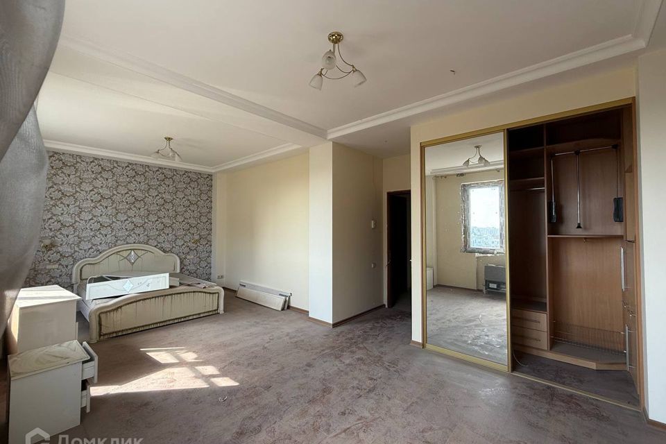 Продаётся 3-комнатная квартира, 195.6 м²