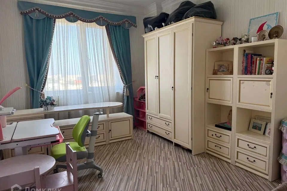 Продаётся 4-комнатная квартира, 164.1 м²