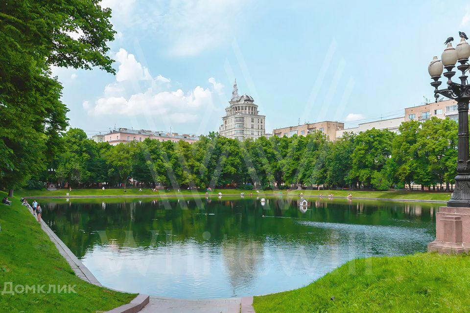 Продаётся 4-комнатная квартира, 145 м²