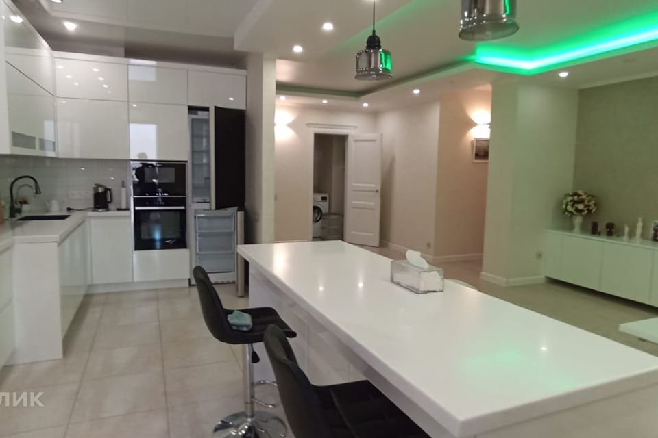 Продаётся 3-комнатная квартира, 100 м²