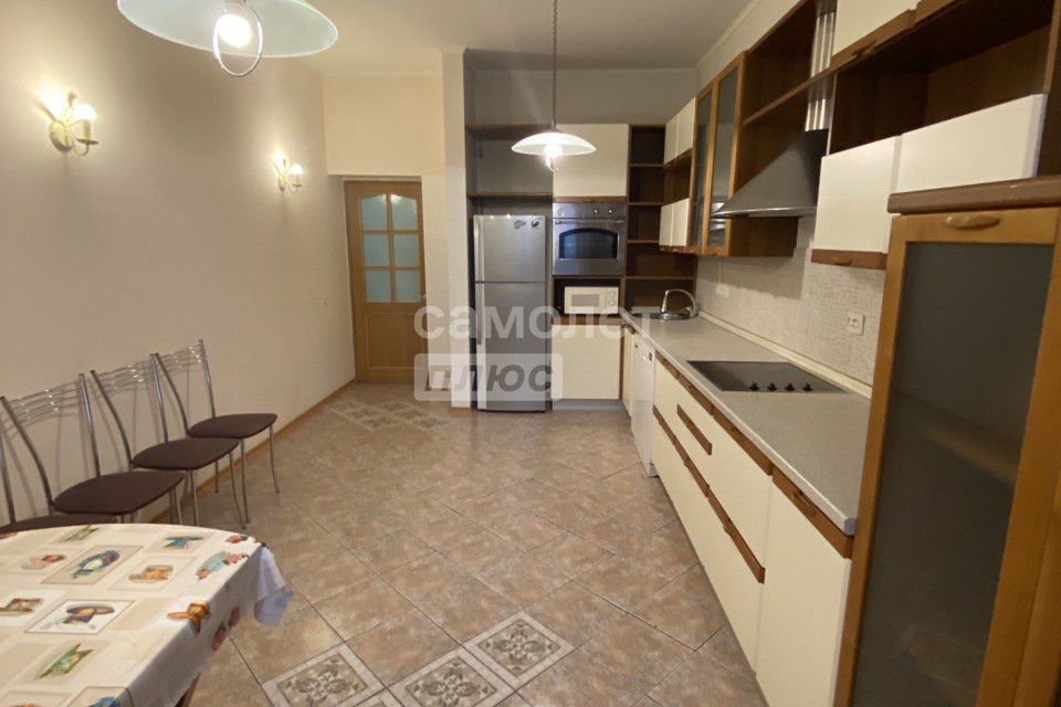 Сдаётся 4-комнатная квартира, 138 м²