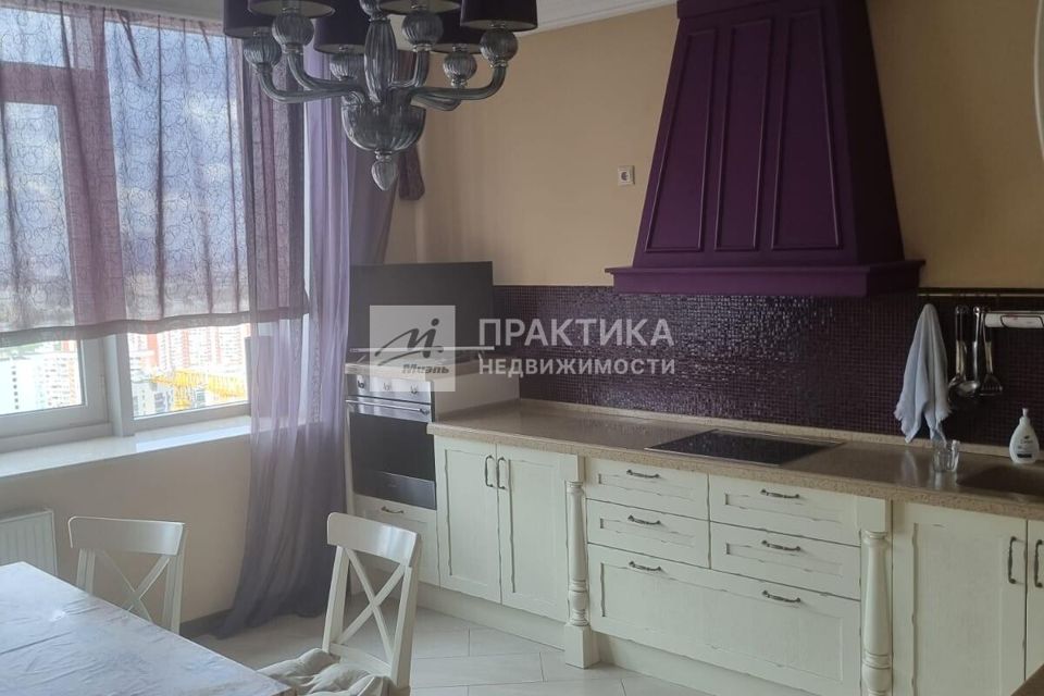 Продаётся 4-комнатная квартира, 135 м²