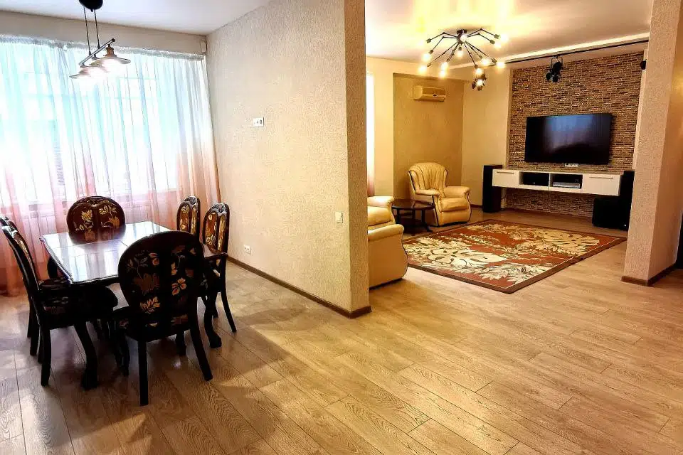 Продаётся 3-комнатная квартира, 138.3 м²