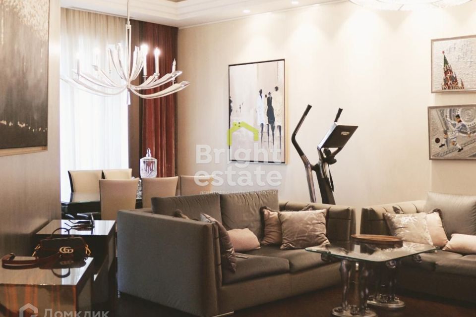 Продаётся 3-комнатная квартира, 127.7 м²