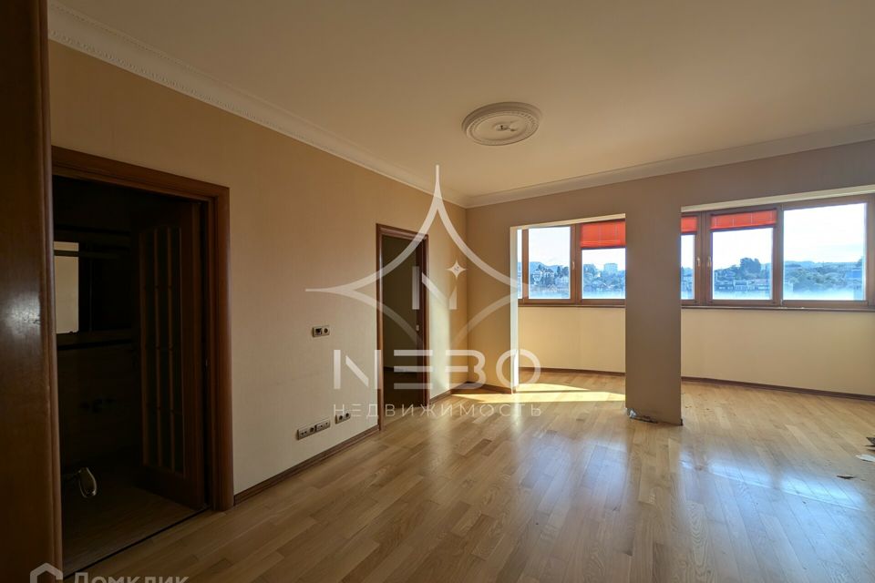Продаётся 4-комнатная квартира, 195.1 м²