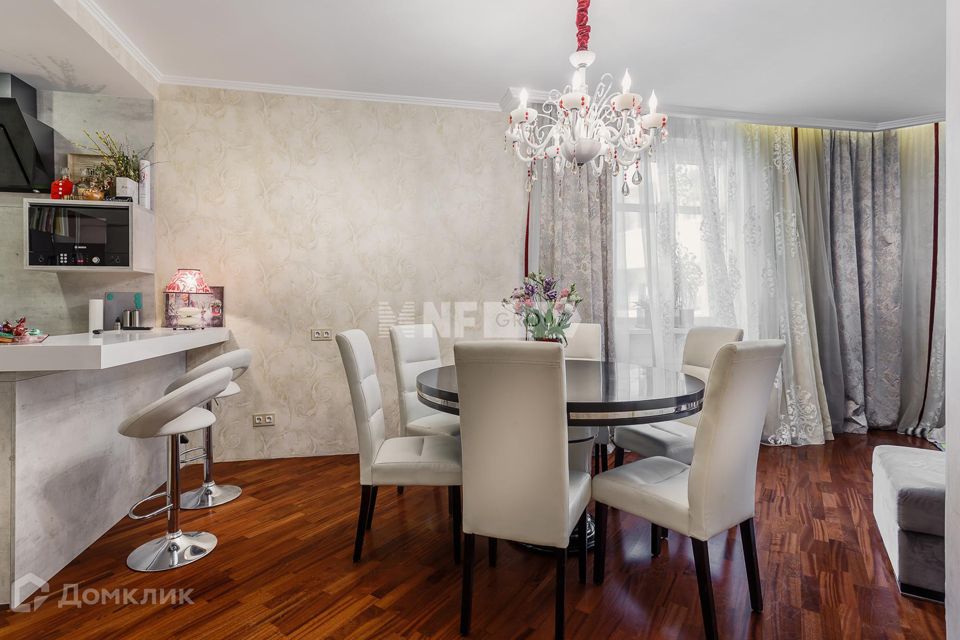 Продаётся 4-комнатная квартира, 213.6 м²
