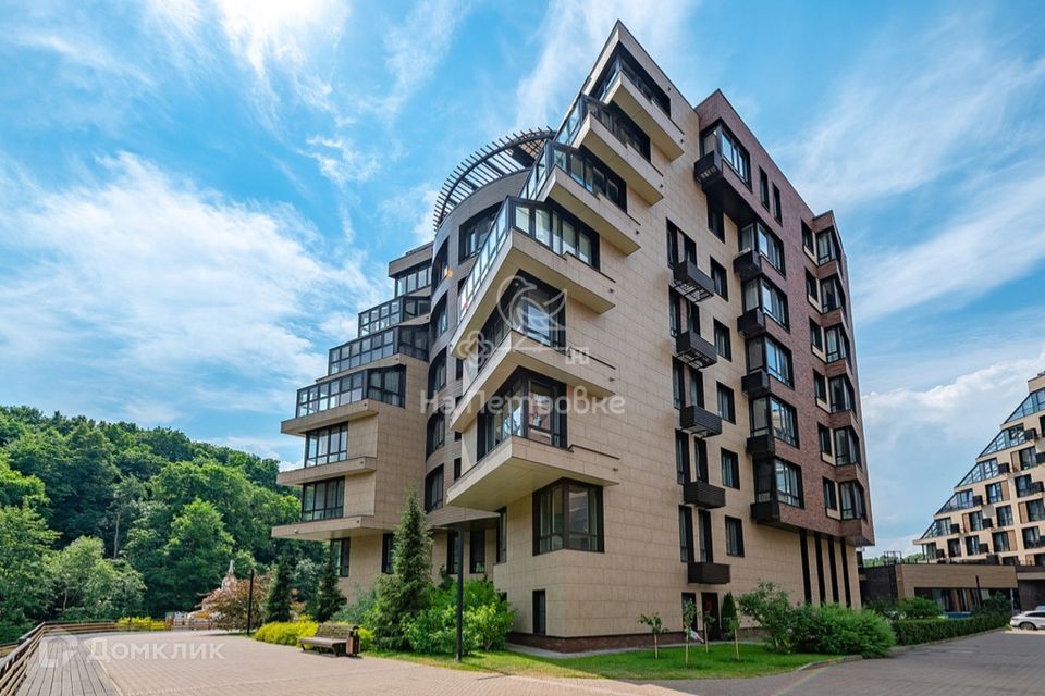 Продаётся 5-комнатная квартира, 276 м²