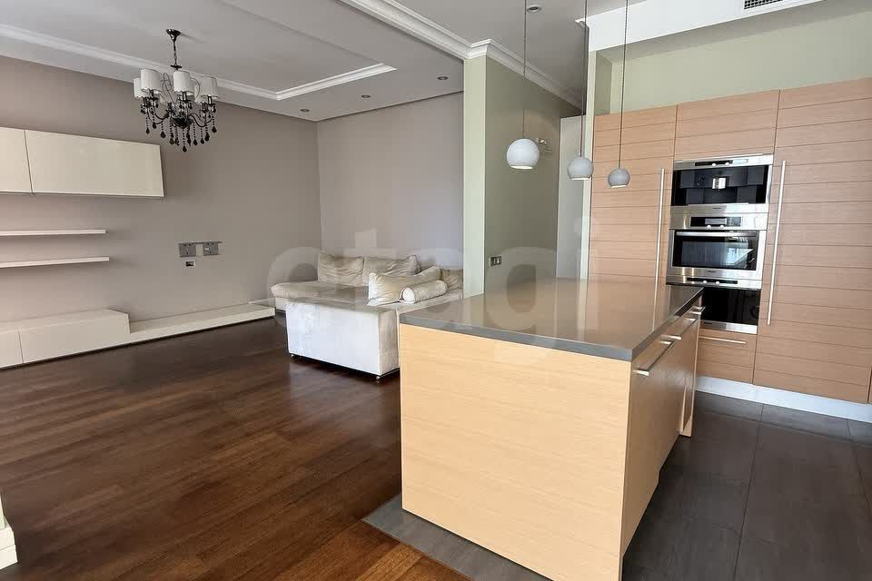 Продаётся 3-комнатная квартира, 119 м²