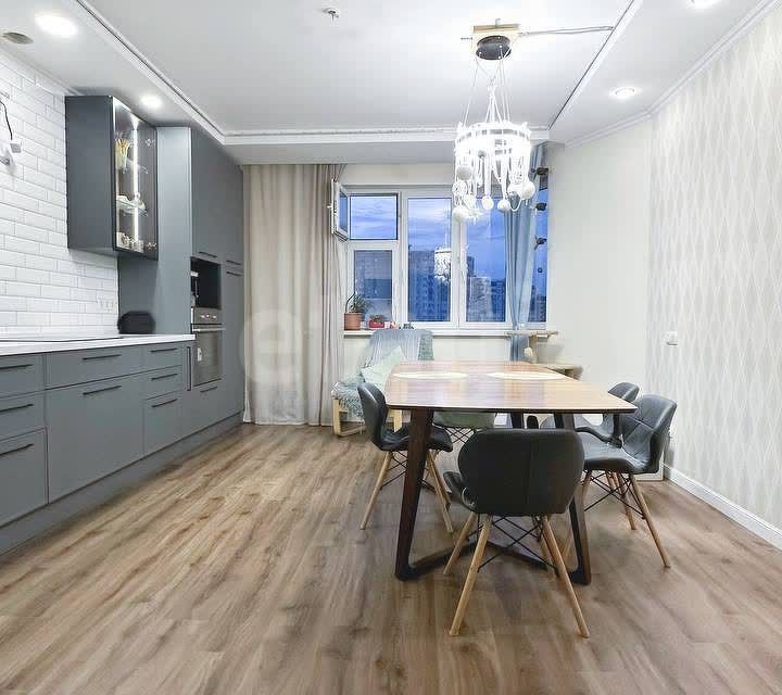 Продаётся 3-комнатная квартира, 131 м²