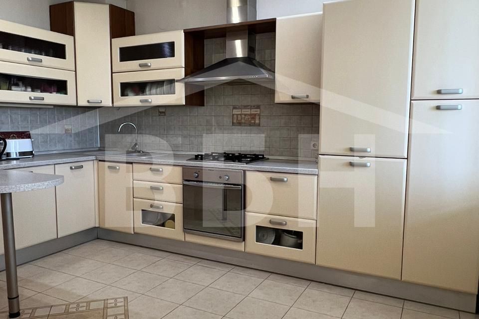 Продаётся 3-комнатная квартира, 180 м²