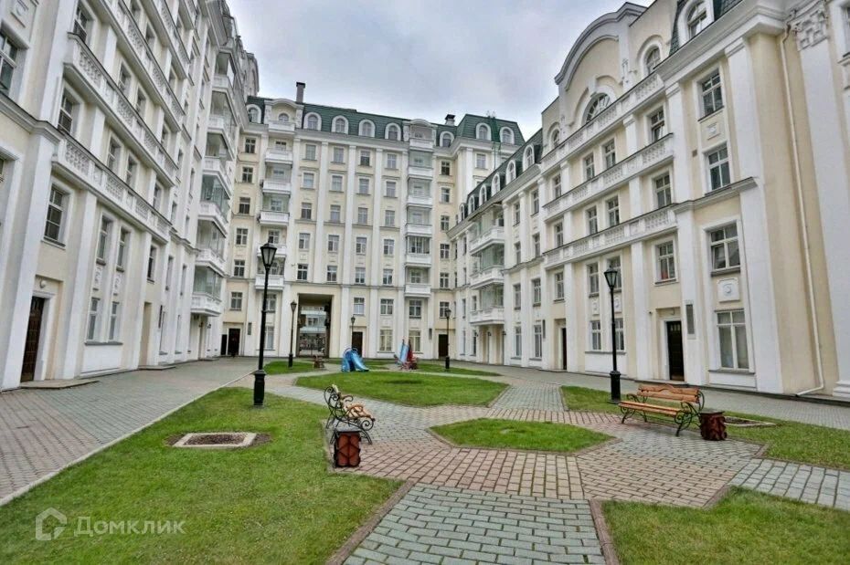 Продаётся 4-комнатная квартира, 218.7 м²