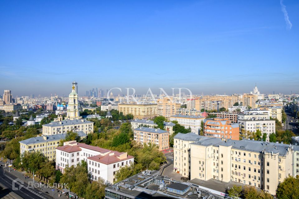 Продаётся 4-комнатная квартира, 270 м²