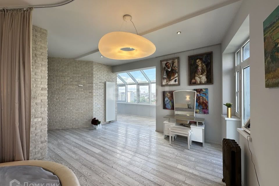 Продаётся 3-комнатная квартира, 214 м²
