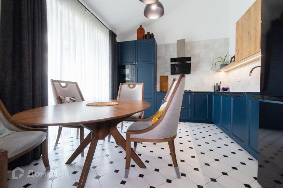 Продаётся 4-комнатная квартира, 130 м²