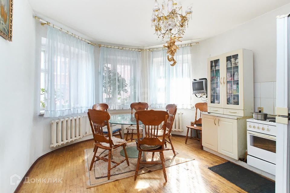 Продаётся 6-комнатная квартира, 231.5 м²