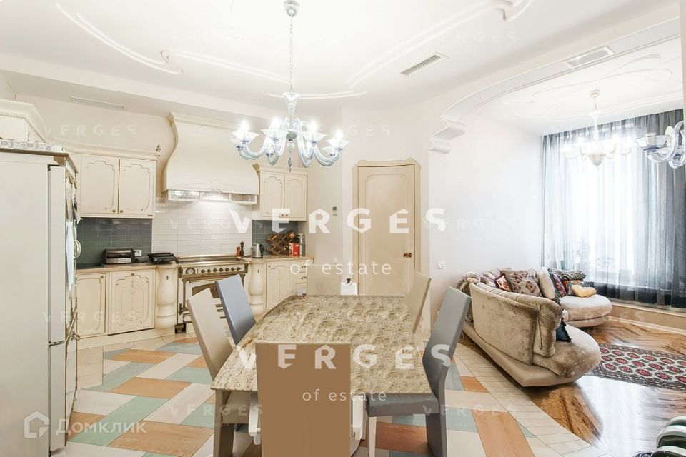 Продаётся 4-комнатная квартира, 166 м²