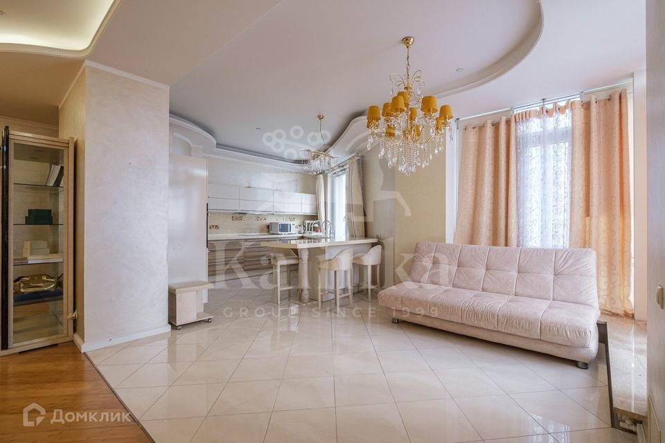 Продаётся 3-комнатная квартира, 144 м²