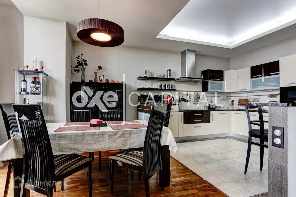 Продаётся 5-комнатная квартира, 212 м²