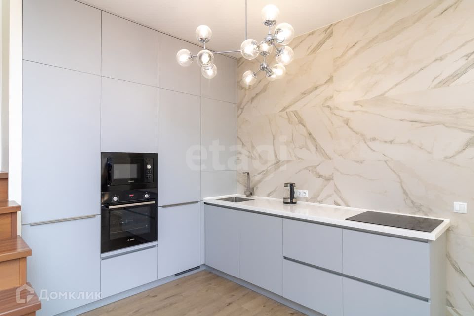 Продаётся 3-комнатная квартира, 111.5 м²
