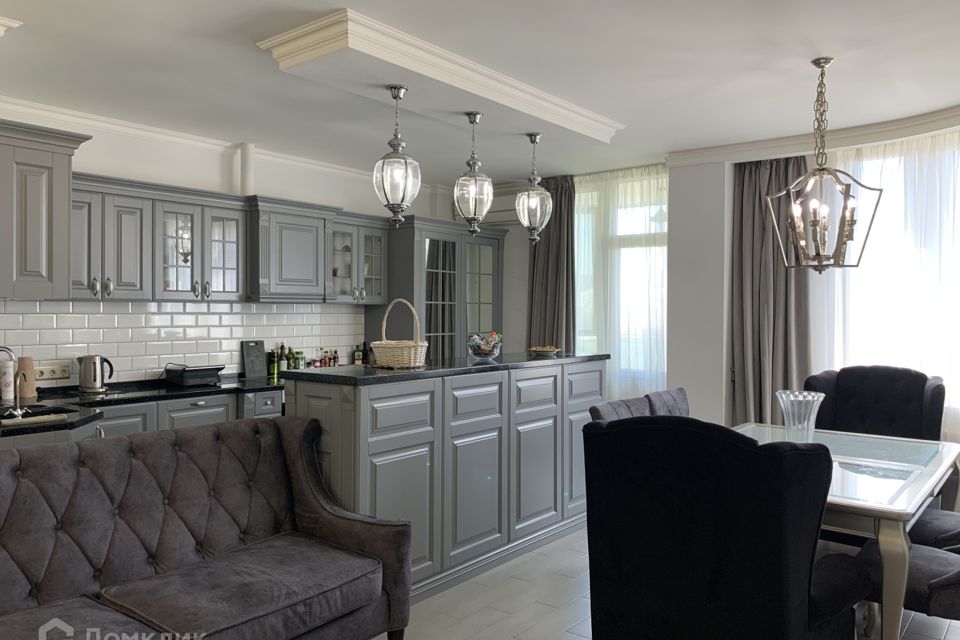 Продаётся 3-комнатная квартира, 130 м²