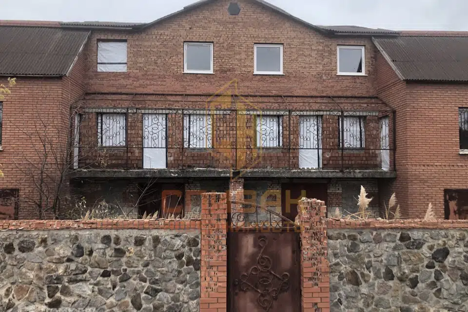 Продаётся 2-этажный дом, 610 м²