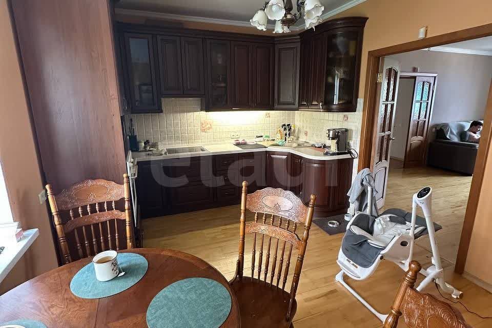 Продаётся 3-комнатная квартира, 111.7 м²