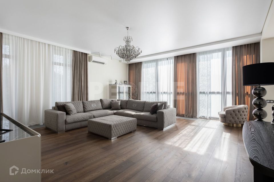 Продаётся 3-комнатная квартира, 167.7 м²