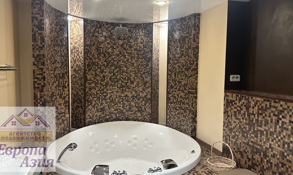 Продаётся 4-комнатная квартира, 182 м²