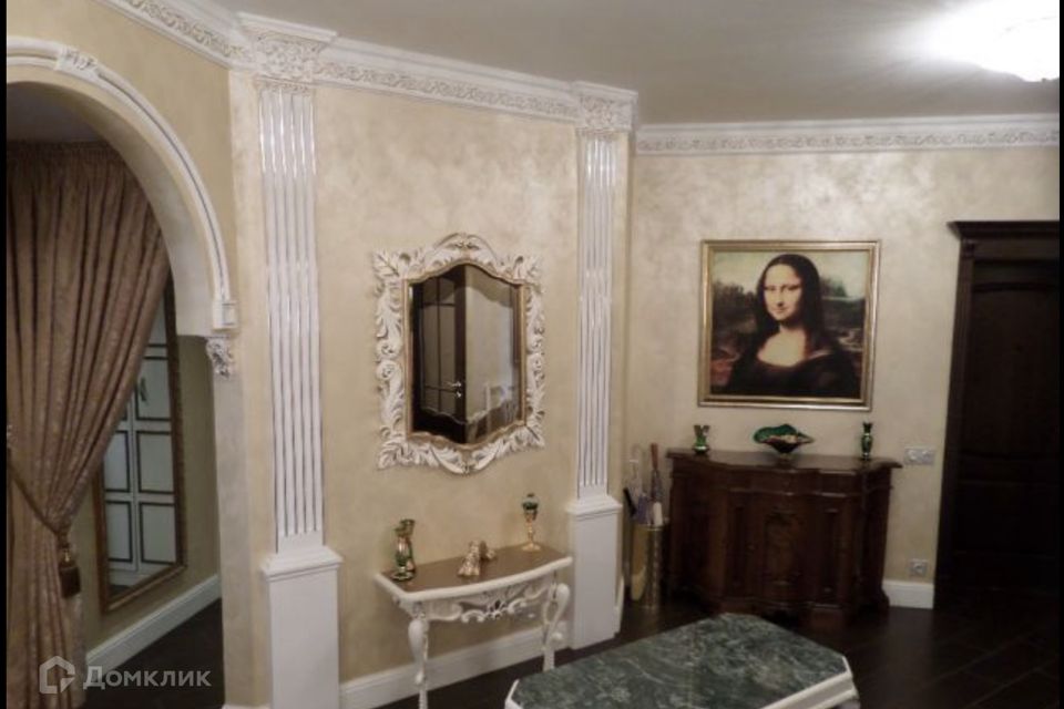 Продаётся 4-комнатная квартира, 175 м²