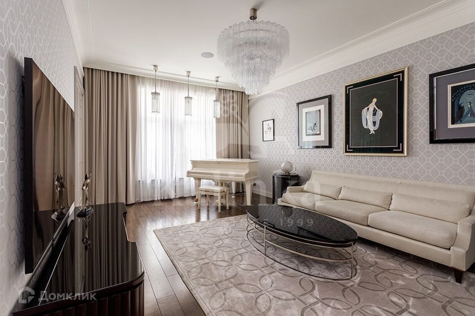 Продаётся 4-комнатная квартира, 173.6 м²