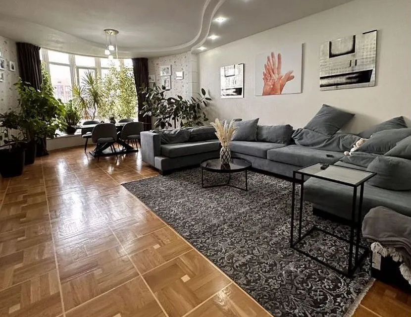 Продаётся 4-комнатная квартира, 136 м²
