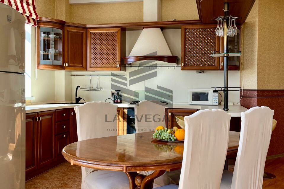 Сдаётся 2-комнатная квартира, 91 м²