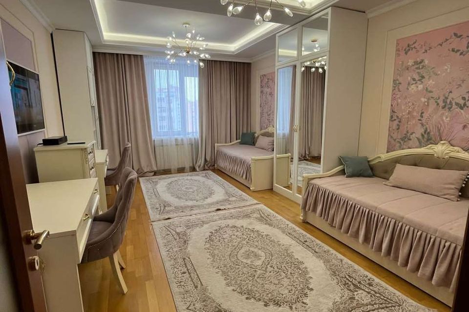 Продаётся 4-комнатная квартира, 178 м²