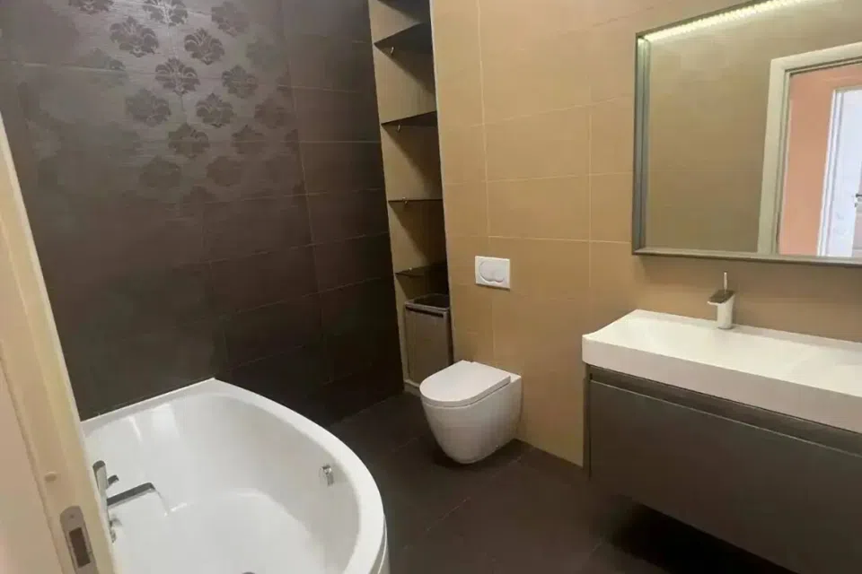 Продаётся 4-комнатная квартира, 205 м²
