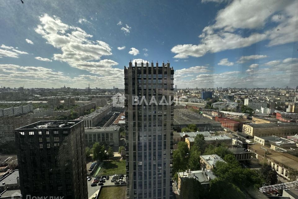 Продаётся 4-комнатная квартира, 135.7 м²
