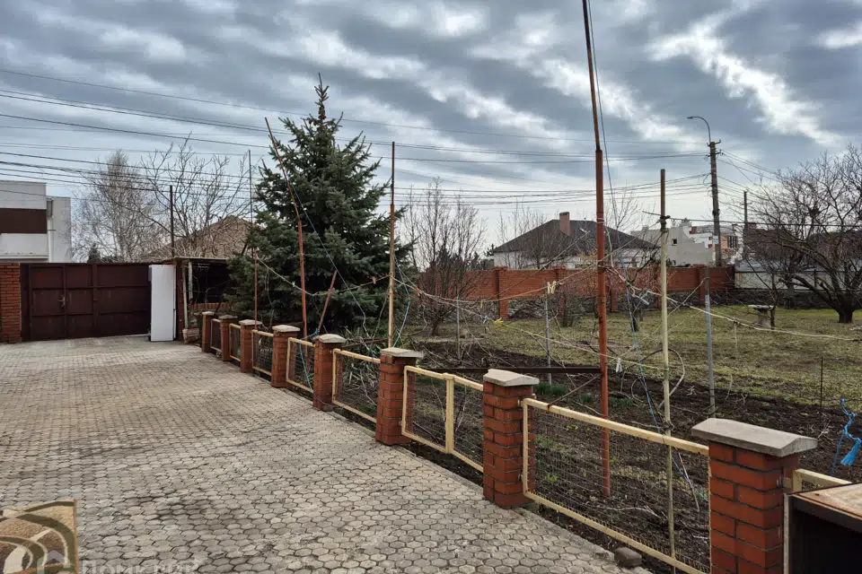 Продаётся 3-этажный дом, 260 м²