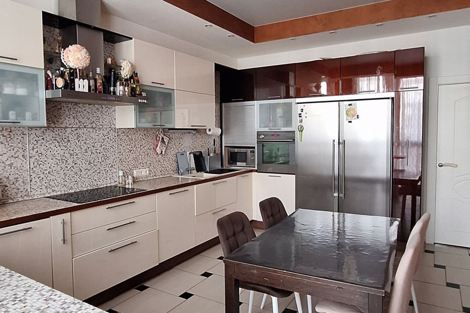 Продаётся 3-комнатная квартира, 105 м²