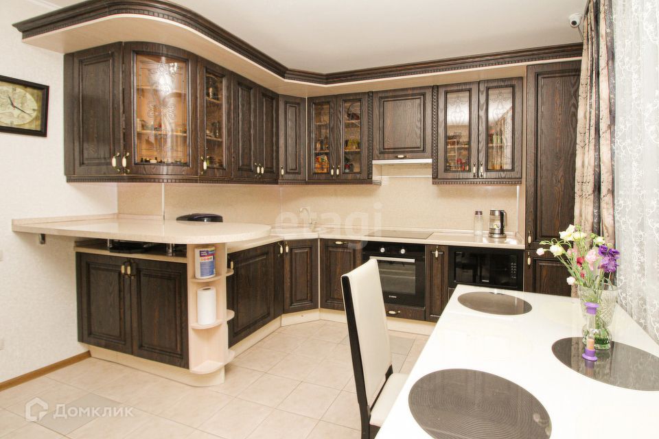 Продаётся 4-комнатная квартира, 181.6 м²