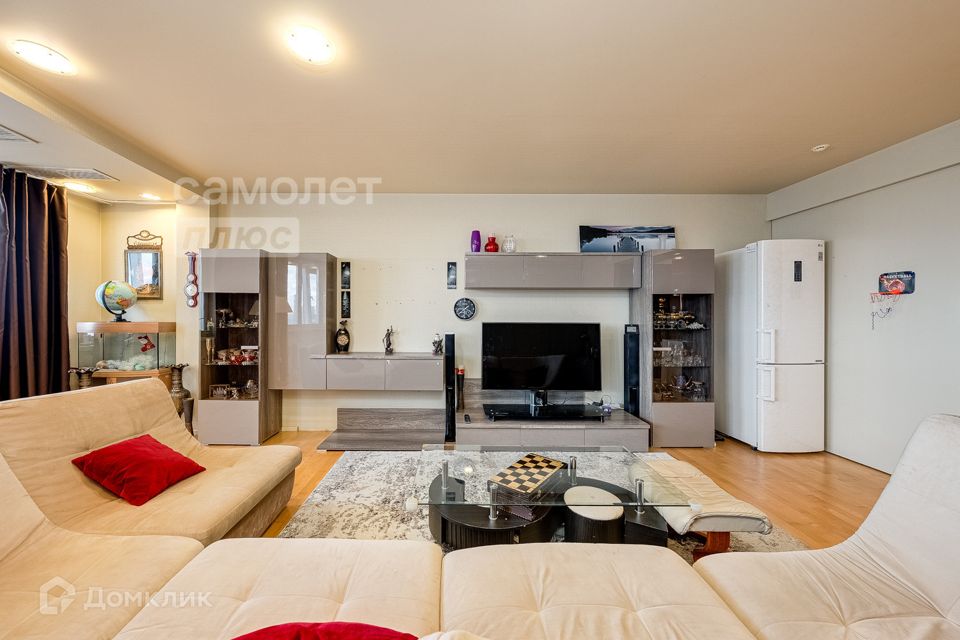 Продаётся 4-комнатная квартира, 147 м²