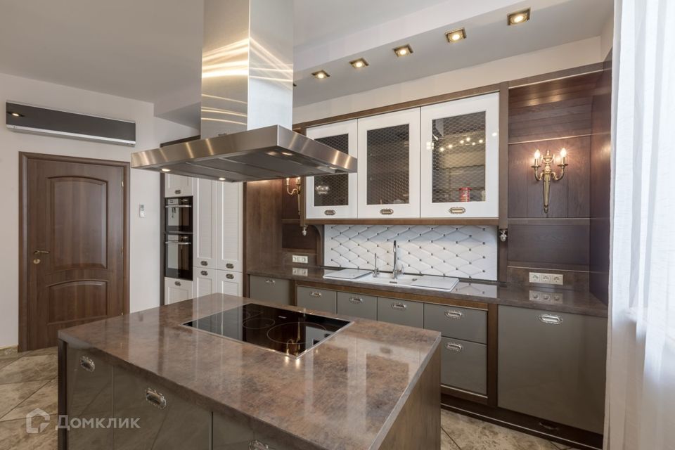 Сдаётся 4-комнатная квартира, 222 м²