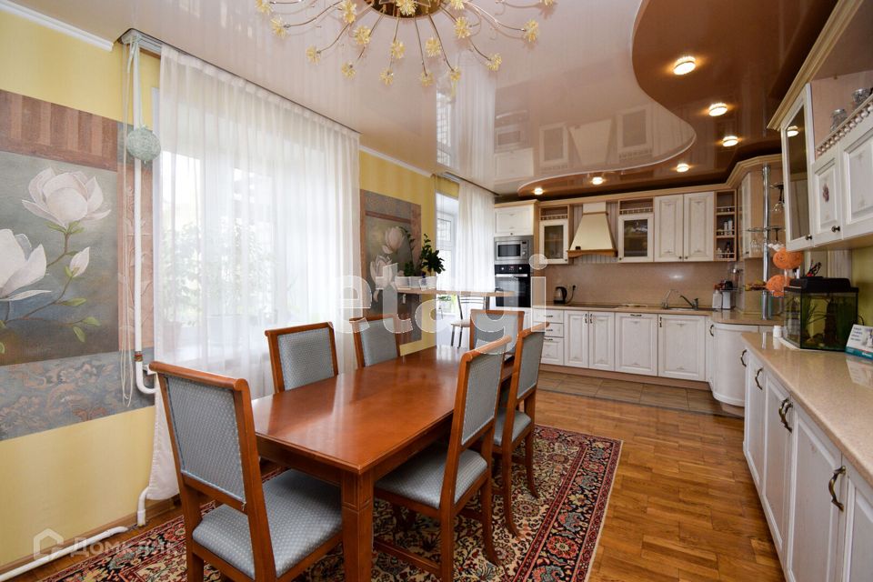 Продаётся 4-комнатная квартира, 200 м²