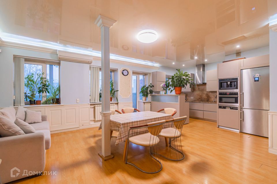 Продаётся 4-комнатная квартира, 172.2 м²