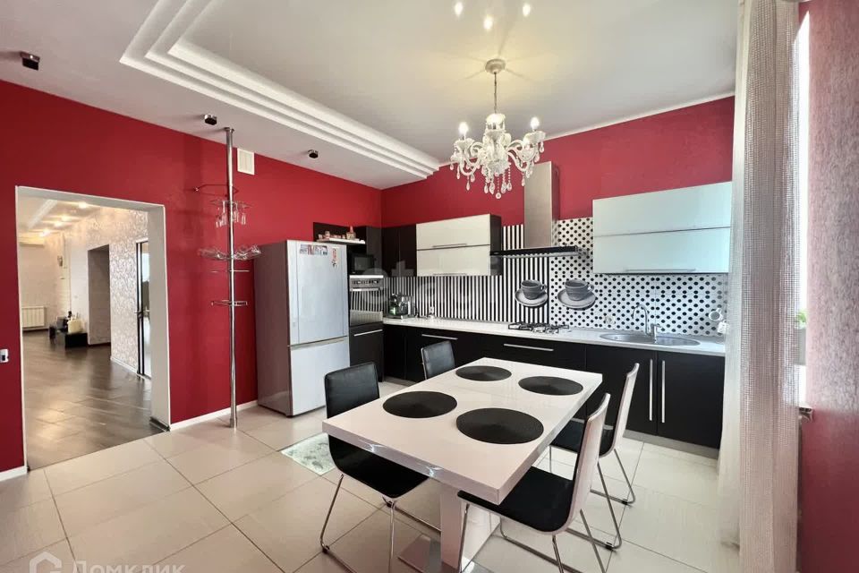 Продаётся 3-комнатная квартира, 160.6 м²