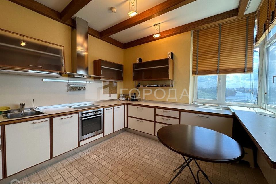 Продаётся 4-комнатная квартира, 139.3 м²